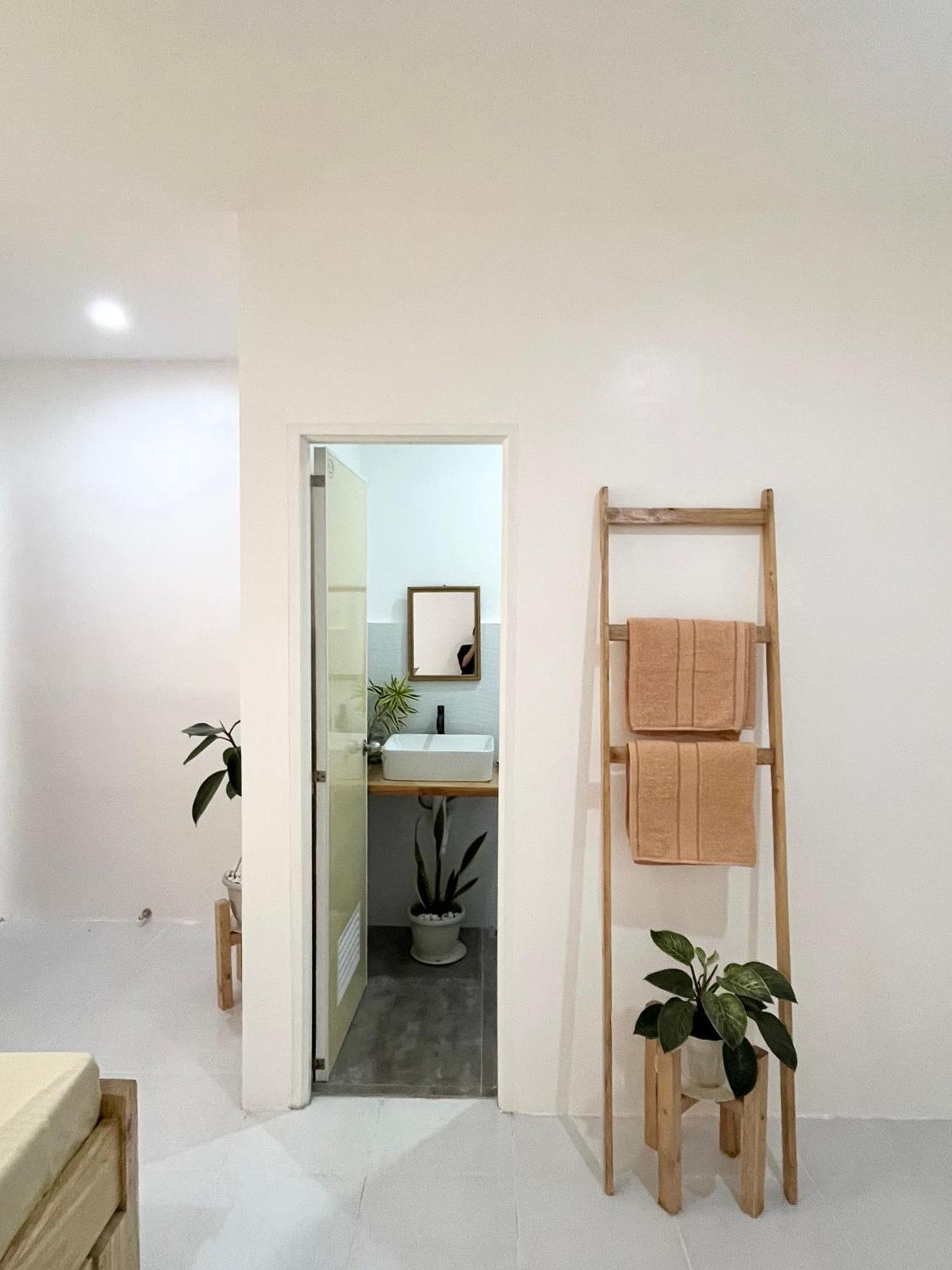 Sunnydale Apartelle -Room Accommodation Near Calatagan Beach Resorts Batangas Екстериор снимка
