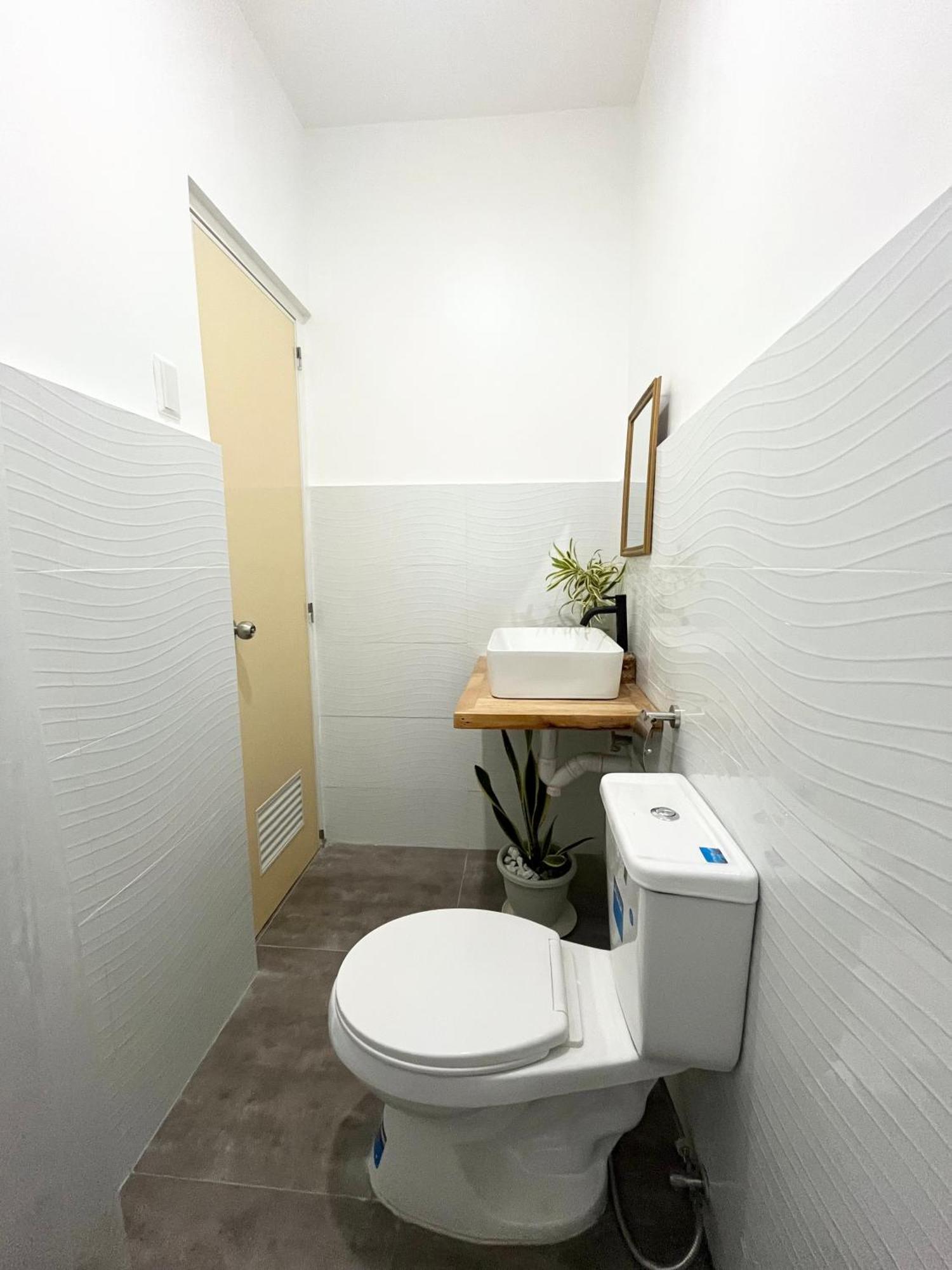 Sunnydale Apartelle -Room Accommodation Near Calatagan Beach Resorts Batangas Екстериор снимка